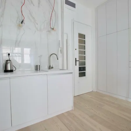 Luxury By Hi5 - Aranykez 7 Apartment